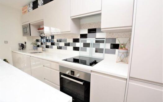 2 Bed Flat Colliers Wood SW19