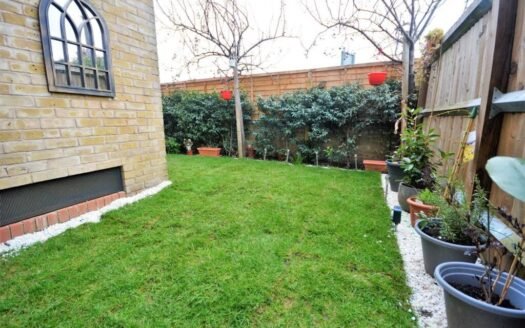 2 Bed Flat Colliers Wood SW19